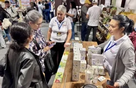 Personas recorren un pabellón en la feria Agroexpo. 
