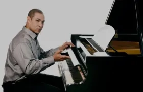 Milton Salcedo Cuao, artista samario de música clásica y popular, pianista, director musical y productor. 