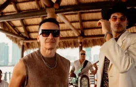 Los artistas en el videoclip grabado en Miami. 