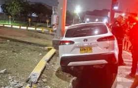 La camioneta accidentada en la rotonda del barrio Las Flores. 