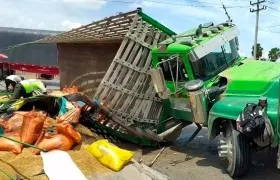 El camión accidentado en el Corredor Portuario. 