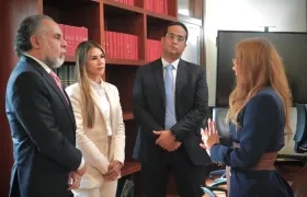 El gobernador de La Guajira, Jairo Aguilar, reunido con los ministros Armando Benedetti y Diana Morales, y la gobernadora del Cesar, Elvira Milena Sanjuán.