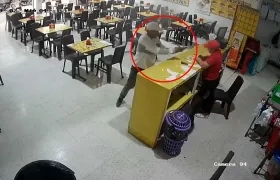 Momento del ataque a bala a la cajera del restaurante.
