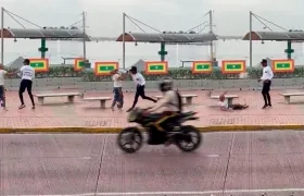 Momento en que el funcionario agredió a la mujer habitante de calle. 