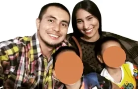 Brian Ríos, su esposa Juliana y sus dos hijos.