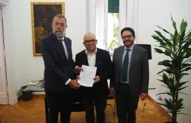 Acto protocolario de la firma del convenio internacional. 