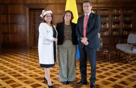 La ministra de Relaciones Exteriores, Rosa Villavicencio, con los nuevos embajadores. 