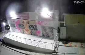 Momentos en que se observa a uno de lo delincuentes en el lugar. 