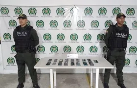 Los celulares incautados.