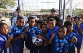 El Alcalde de Barranquilla, Alex Char, con los niños del barrio.