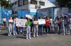 El plantón se realizó en la entrada al colegio. 