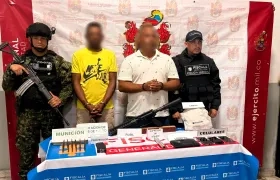 Los dos capturados con el armamento esta tarde en el barrio Villanueva. 