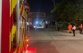 Los bomberos en el lugar de la emergencia. 