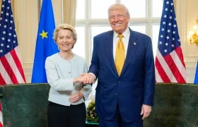 La presidenta de la Comisión Europea, Ursula von der Leyen, posando junto al Presidente de Estados Unidos, Donald Trump.