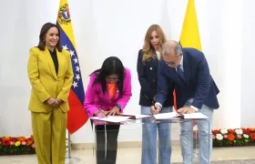 Momento en que se firmó memorando.