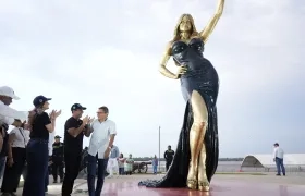 Alcalde Char en la estatua de Sofía Vergara