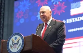 John McNamara, jefe de la misión diplomática de los Estados Unidos.