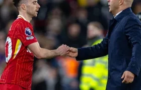 Diogo Jota y el técnico de Liverpool, Arne Slot.