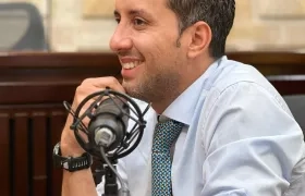 El representante Julián López.