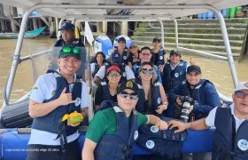 Los contratistas liberados junto con la comisión humanitaria. 