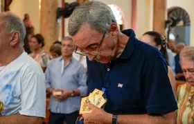 Algunos asistentes lucieron camisetas e imágenes alusivas a la Virgen del Carmen.