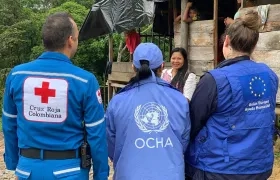Personal de Oficina de Naciones Unidas con la Cruz Roja y Unión Europea.