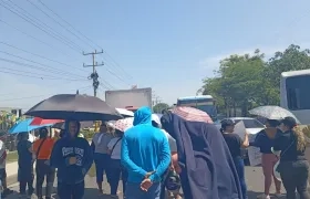 La comunidad bloqueó la calle 30 frente a la sala de venta de Constructora Bolívar, en Soledad. 