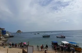 Visitantes durante el abordaje de embarcaciones en Playa Blanca. 