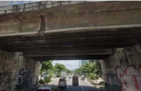 El puente de la carrera 51B presenta humedad severa. 