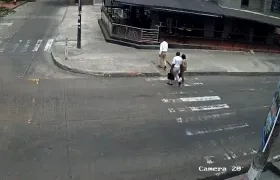 Delincuentes abordando a la víctima. 