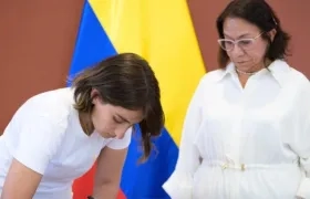La saliente canciller Laura Sarabia y con nueva ministra (e) Rosa Villavicencio. 