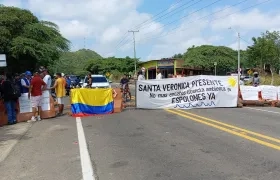 Habitantes bloqueando la Vía al Mar. 