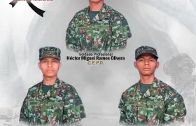 Los militares asesinados tras el ataque.