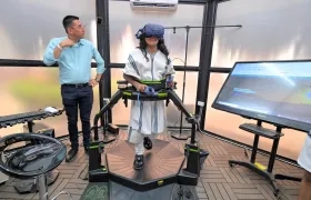 Indígena Arhuaco haciendo uso de los recursos tecnológicos del Centro de Experiencias Turísticas Inmersivas en Santa Marta.