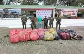 Autoridades junto a la media tonelada de marihuana incautada.