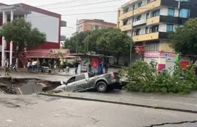 Calle en el sector de Villa Julia colapsó, provocando el accidente de una camioneta.