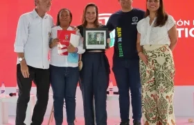 La Ministra de Vivienda, Helga Rivas, junto al Gobernador del Atlántico, Eduardo Verano, con el programa Mejoramiento de Vivienda.