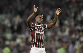 Jhon Arias despidiéndose la afición del Fluminense. 