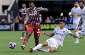 El colombiano Jhon Arias disputa el balón con Joao Cancelo, del Al Hilal. 