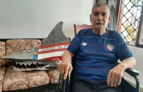 Óscar Borrás con una réplica de su legendario tiburón.