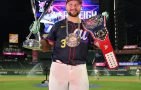 Cal Raleigh con sus trofeos tras ganar el Derby de Jonrones.  