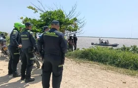 Policía y funcionarios de criminalística llegaron al lugar de los hechos.