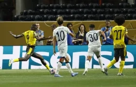 Serhou Guirassy anota uno de los goles del Borussia Dortmund. 