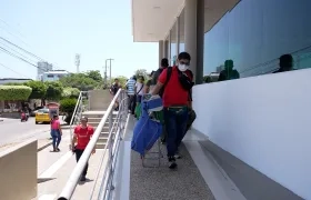 Familias durante la evacuación del conjunto residencial 'Flores del Recreo'.