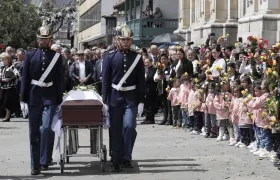 Soldados del batallón Guardia Presidencial trasladan el féretro de la exprimera dama Nydia Quintero. 