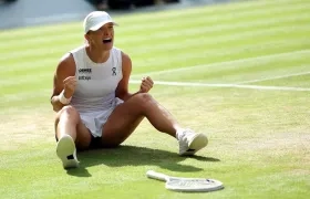 La polaca Iga Swiatek festeja tras su triunfo sobre la estadounidense  Amanda Anisimova.