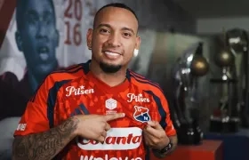 Jarlan Barrera luciendo la camiseta del Medellín. 