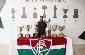 Jhon Arias junto a los trofeos conquistados por Fluminense. 