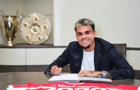 Luis Díaz estampando la firma en el conrato con el Bayern Múnich.