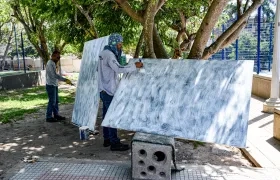 Personal de la ADI durante las labores de mantenimiento de uno de los parques.